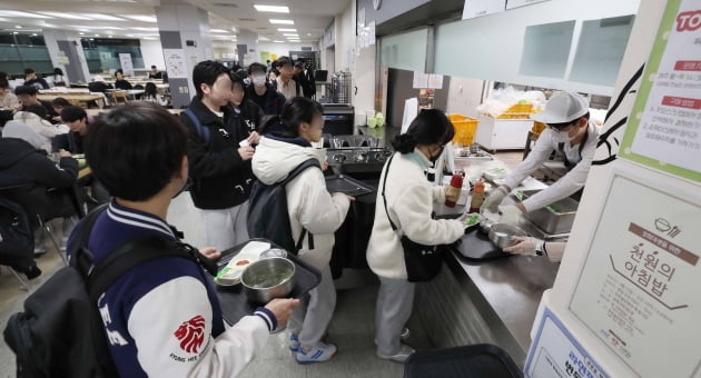 [포토] 고물가 시대에 등장한 '천원의 아침밥'