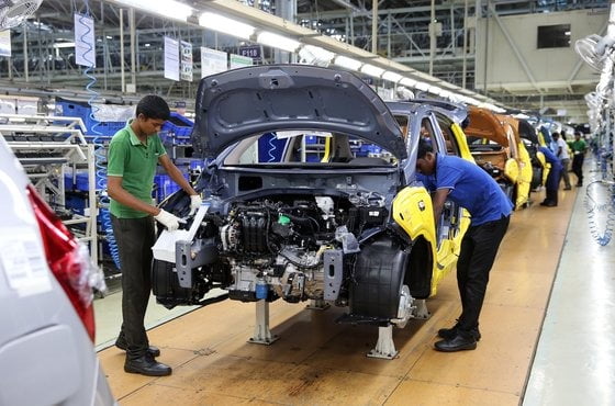 현대자동차의 인도 첸나이 공장에서 직원들이 자동차를 조립하고 있다. 현대자동차 제공.