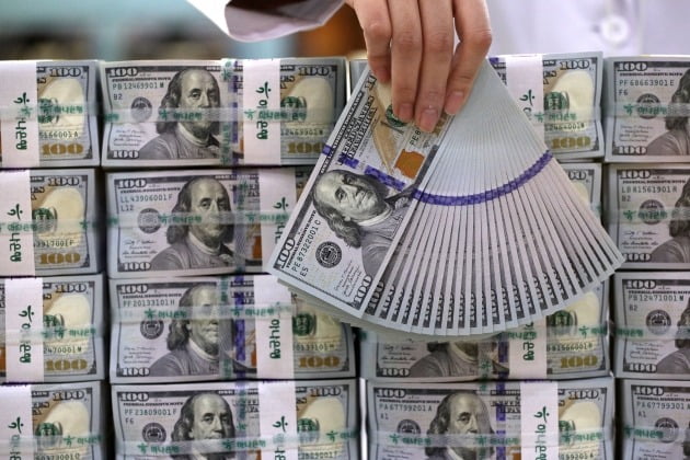 지난 8일 오후 서울 중구 하나은행 위변조대응센터에서 은행 직원이 달러를 정리하고 있다./ 뉴스1