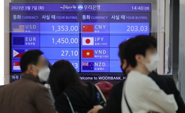 지난 7일 인천국제공항 1터미널 한 은행 환전창구에서 여행객들이 줄을 서 대기하고 있다./ 연합뉴스