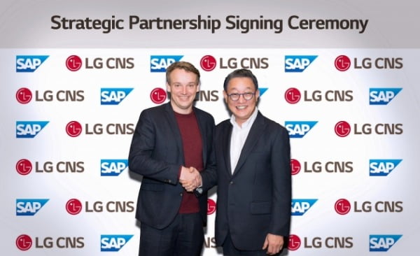 현신균 LG CNS 현신균 대표(오른쪽)와 크리스찬 클라인 SAP CEO가 전략적 파트너십 양해각서 체결하고 기념촬영을 하고 있다. LG CNS 제공