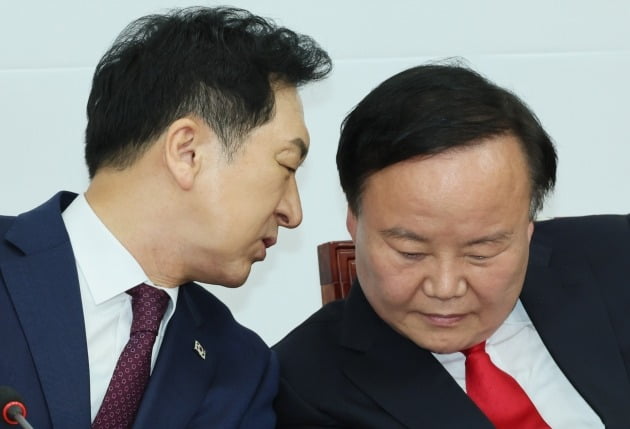 김기현 국민의힘 대표가 13일 오전 국회에서 열린 최고위원회의에서 카지노 꽁 최고위원과 귀엣말을 하고 있다. /사진=연합뉴스