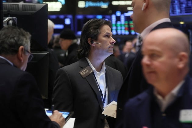 NYSE 입회장에서 일하는 트레이더들의 모습. 사진=REUTERS