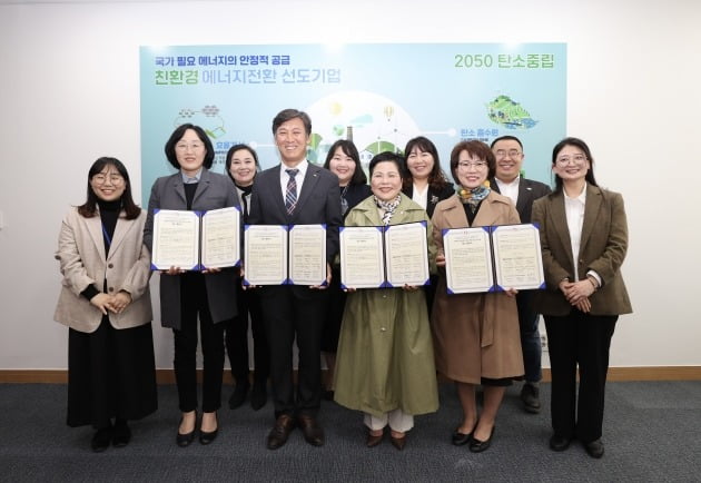 친환경 자원순환 및 탄소중립 실천을 위한 공동협력 업무협약식이 15일 동서발전 본사에서 열렸다. 앞줄 왼쪽부터 박초아 울산광역시육아종합지원센터 센터장, 김영문 동서발전 사장, 박현숙 울산광역시어린이집연합회 연합회장, 이채진 새활용연구소 대표. 동서발전 제공
