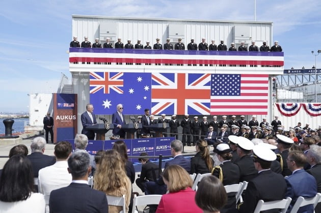 13일(현지시간) 미국 캘리포니아주 샌디에이고 해군 기지에서 열린 미국·영국·호주 3자 안보협의체 ‘오커스(AUKUS)’  정상회의 이후 기자회견. /연합뉴스