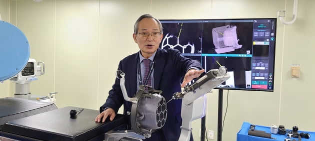 고광일 고영테크놀러지 대표가 15일 용인 수지 R&D센터에서 뇌수술 로봇을 소개하고 있다. 최형창 기자