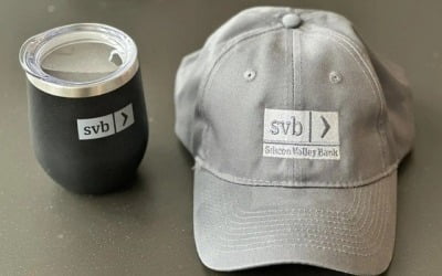 파산한 SVB 은행 '굿즈' 중고거래 인기 매물 등극…무슨 일?