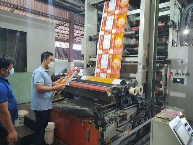 신동진 캄보디아 현대패키징법인장이 공장에서 골판지와 필름을 점검하고 있다. 