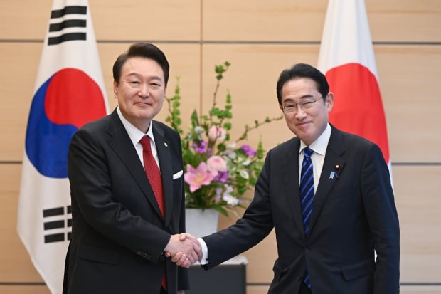 윤석열 대통령이 일본 도쿄 총리 관저에서 기시다 후미오 일본 총리와 악수하고 있다. /사진=연합뉴스