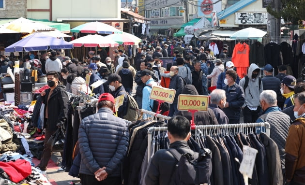 [포토] 벼룩시장 휴일 나들이