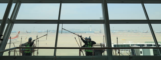 [포토] 인천국제공항공사, 봄 맞이 물청소 실시
