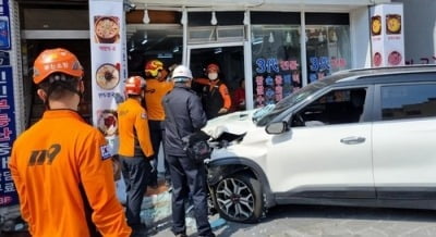 부산서 고령 운전자, 행인 들이받고 식당 돌진…7명 중경상