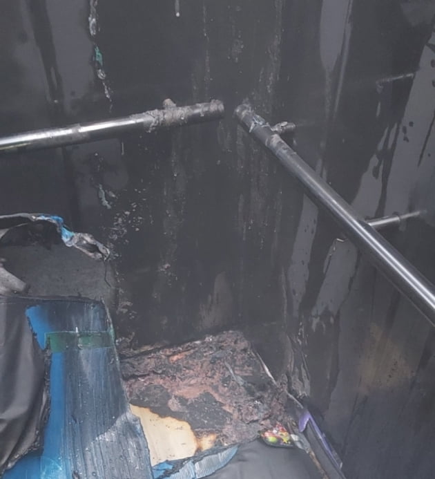 한 10대 소년이 영화관 엘리베이터에 불을 내 수백명이 대피하는 사고가 발생했다. 사진은 해당 사고로 훼손된 엘레베이터 내부. /사진=전북소방본부 제공, 연합뉴스