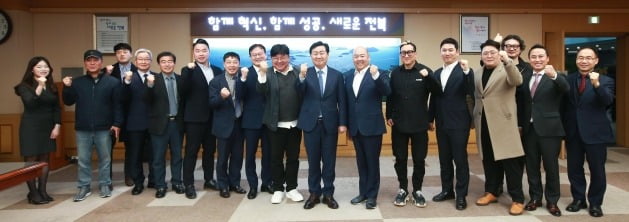 전라북도 김관영 지사와 OCT E&M 관계자 등 사업설명회 참석자들이 새만금스튜디오 사업 성공을 다짐하고 있다(사진제공=전라북도 홍보실)