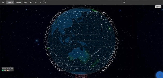 스타링크 등 저궤도 위성이 촘촘하게 둘러싸고 있는 지구의 모습.  /satellitemap.space