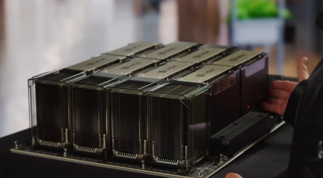 엔비디아가 공개한 그대 그래픽처리장치(GPU)인 DGX의 모습. 최신 GPU H100 8개가 하나로 작동해 속도와 효율성을 최대로 끌어올렸다.      엔비디아 동영상 캡처