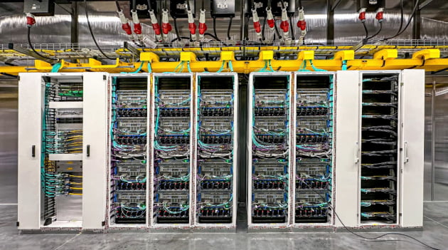 마이크로소프트의 클라우드 서비스 애저가 엔비디아와 함께 구축한 H100 슈퍼컴퓨터의 모습.        엔비디아 동영상 캡처