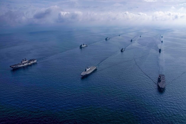 한미 해군 상륙기동부대가 지난 21일 포항 근해에서 작전수행지역으로 이동하는 호송작전을 펼치고 있다.사진 앞쪽 오른쪽부터 독도함(LPH), 마라도함(LPH), 미국 해군의 마킨아일랜드함. 해군 제공
