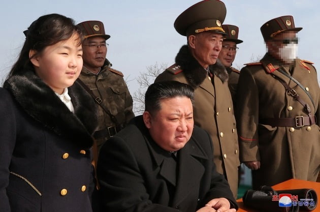 김정은 북한 국무위원장이 딸 주애(왼쪽)와 함께 지난 18~19일 핵반격가상종합훈련을 참관하고 있다. 조선중앙통신