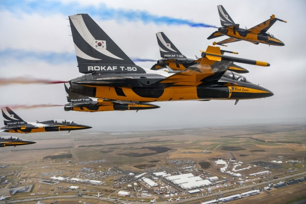 공군 특수비행팀 블랙이글스가 지난 2월 ‘2023 호주 아발론 국제에어쇼’ 개막식이 열리는 아발론 공항 상공에서 에어쇼를 선보이고 있다. 공군 제공
