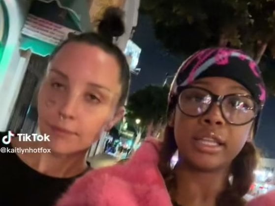한 팬이 LA 거리를 활보하던 아만다 브리즈와 찍은 영상을 올려 화제를 모았다. /사진=틱톡 캡처