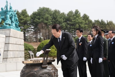 윤 대통령, '서해수호' 묘역 참배…천안함 유족 동행