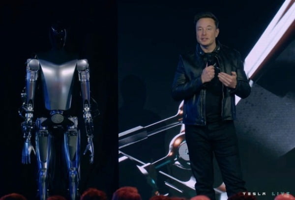 일론 머스크 테슬라 CEO가 작년 9월 'AI 데이' 행사에서 인간형 로봇 '옵티머스'를 소개하고 있다. /사진=한경DB