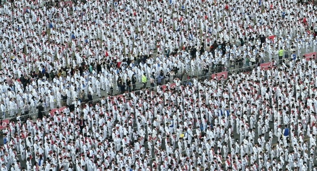 25일 오후 서울 종로구 광화문광장에서 열린 '2023 국기 태권도 한마음 대축제'에 참석한 태권도 수련인 1만2000여 명이 구령에 맞춰 태권도 태극 1장 품새 동작을 선보이는 기네스 기록에 도전하고 있다. /사진=뉴스1