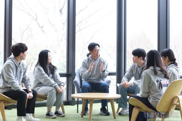 배경훈 LG AI연구원장이 해커톤에 참가한 청년들과 대화를 나누고 있다. / 자료=LG