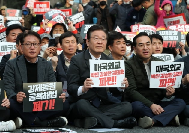 이재명 더불어민주당 대표(가운데)와 박홍근 원내대표를 비롯한 당 관계자들과 참석자들이 지난 25일 오후 서울 중구 서울광장에서 열린 '대일 굴욕외교 규탄 범국민대회'에 참석했다. /사진= 뉴스1