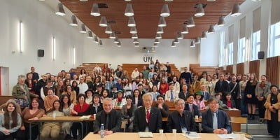 프랑스 남부 엑스마르세유대학을 방문한 한국 시인들과 대강당을 가득 메운 학생들.