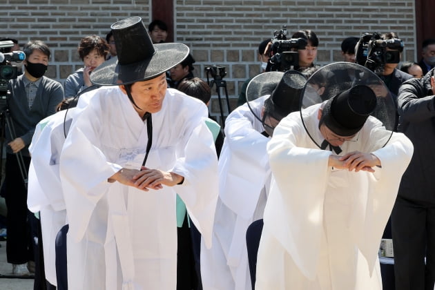 [포토] 선비 복장 착용한 오세훈 시장