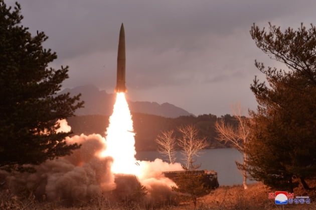 북한이 지난 14일 발사한 단거리탄도미사일(SRBM). /조선중앙통신