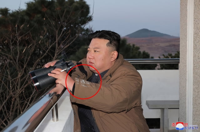 지난 16일 대륙간탄도미사일(ICBM) '화성-17형' 발사훈련 현지 지도에 나선 김정은 북한 국무위원장 갈색 외투 소매에 흰 얼룩이 묻어 있다. / 사진=연합뉴스