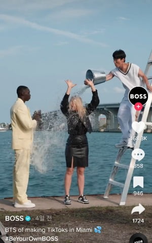 원정맨(오른쪽)이 유명 숏폼 크리에이터 ‘카비 라메’(왼쪽)과 미국 마이애미에서 열린 패션 브랜드 '보스(BOSS)'의 패션쇼에서 홍보 영상을 촬영했다. 영상 출연자들에게 물을 붓는 유머 영상을 찍었다. 보스 틱톡 계정 캡처. 
