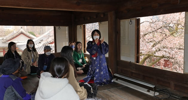 [포토] 덕수궁 전각 내부 특별 관람, '석어당 살구꽃으로 덕수궁 봄을 맞다' 프로그램 진행