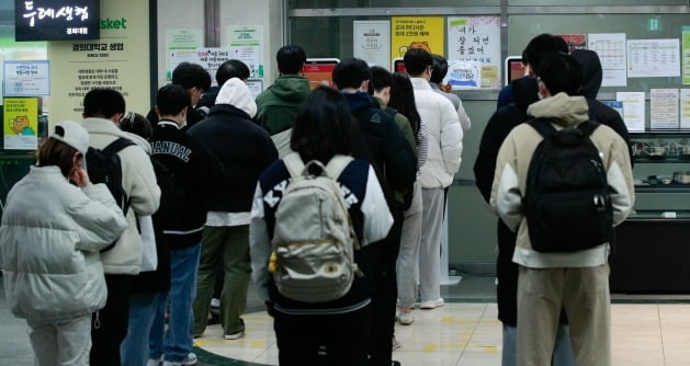 경희대학교 학생들이 13일 오전 서울 동대문구 경희대 푸른솔문화관에서 천원의 아침밥을 구매하기 위해 줄 서 있다. /사진=뉴스1