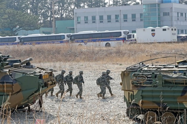 29일 경북 포항시 해안에서 진행된 한미 연합 상륙돌격훈련에서 해병대원이 한국형 상륙돌격장갑차(KAAV)에서 나온 뒤 전진하고 있다. 연합뉴스  