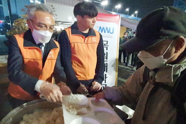 이희학 총장(왼쪽 첫 번째)과 대학 구성원들이 대전역 광장 거리 급식소에서 배식하고 있다. 목원대 제공