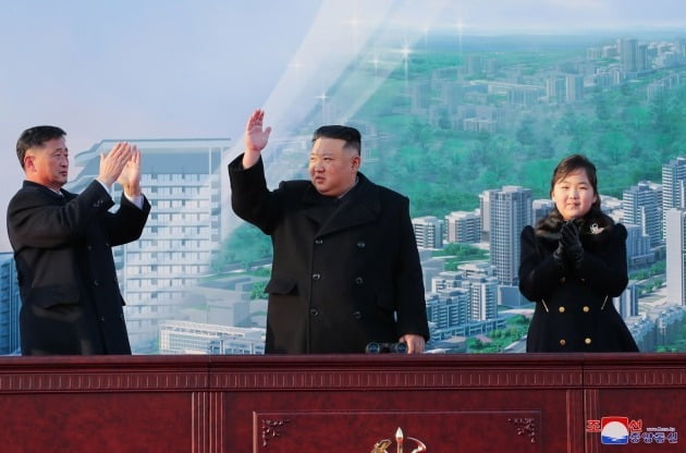 김정은 북한 국무위원장이 지난달 25일 딸 주애(오른쪽)와 함께 평양 서포지구 새거리건설 착공식에 참석해 손을 들어보이고 있다.  /조선중앙통신