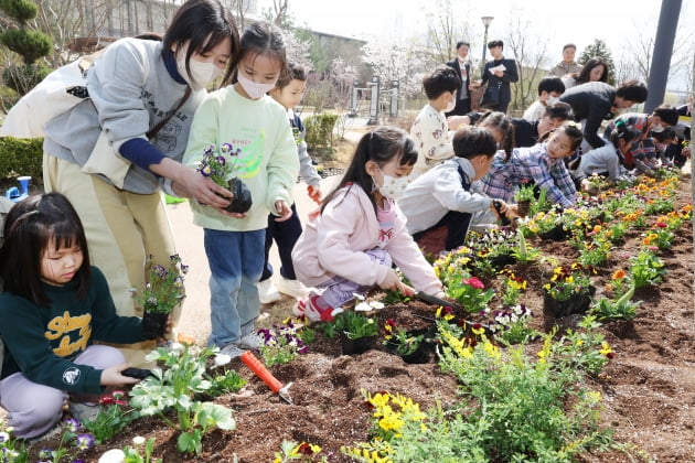 [포토] 서초구, 식목일 앞두고 나무심기