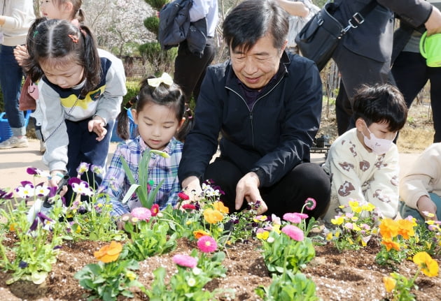 [포토] 서초구, 식목일 앞두고 나무심기