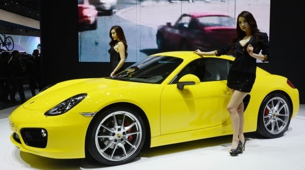 지난 2013 서울모터쇼에서 공개된 포르쉐 '뉴 카이맨' 옆에 포즈를 취한 모델들.