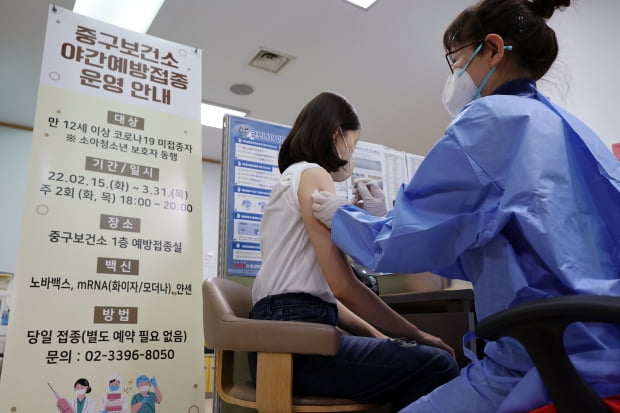 코로나19 백신 예방접종을 하고 있는 한 시민. / 사진=연합뉴스