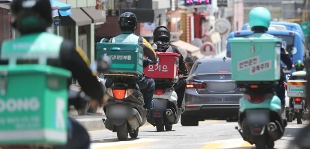 서울의 한 대학가에서 배달 라이더들이 이동하고 있다. 사진=뉴스1