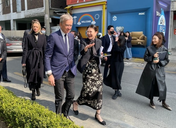 세계 최대 명품그룹 루이비통모에헤네시(LVMH) 수장 베르나르 아르노 총괄회장이 딸 델핀 아르노(왼쪽) 크리스찬 디올 CEO와 지난 20일 서울 성수동에 위치한 '디올 성수'를 방문하고 있다. /뉴스1