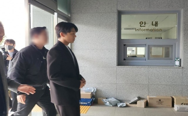 마약류 투약 혐의를 받는 배우 유아인(37·본명 엄홍식)이 서울경찰청 마포청사에 출석하고 있다. 연합뉴스