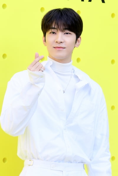 [포토] 세븐틴 원우, '하트 뿅뿅'