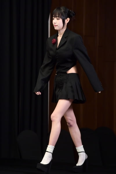 [포토] 최예나, '독특한 절개 원피스 입고'