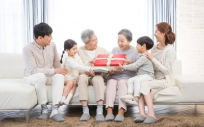 "효도할 기회" vs "제2의 명절"…올 어버이날 '빨간날' 될까?